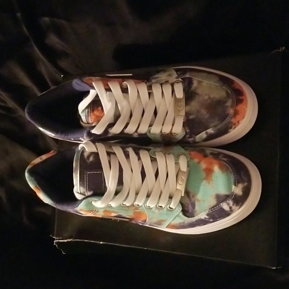 Guess Tie Dye Sneakers - Picture 3 of 16